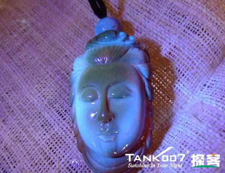 網(wǎng)上用紫光手電鑒定琥珀的帖子這么多，哪個(gè)是真假？
